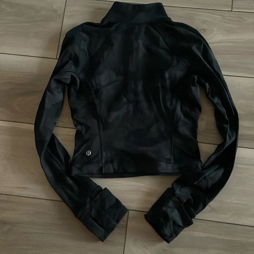 Lululemon camo black long sleeve with thumb hole in arms